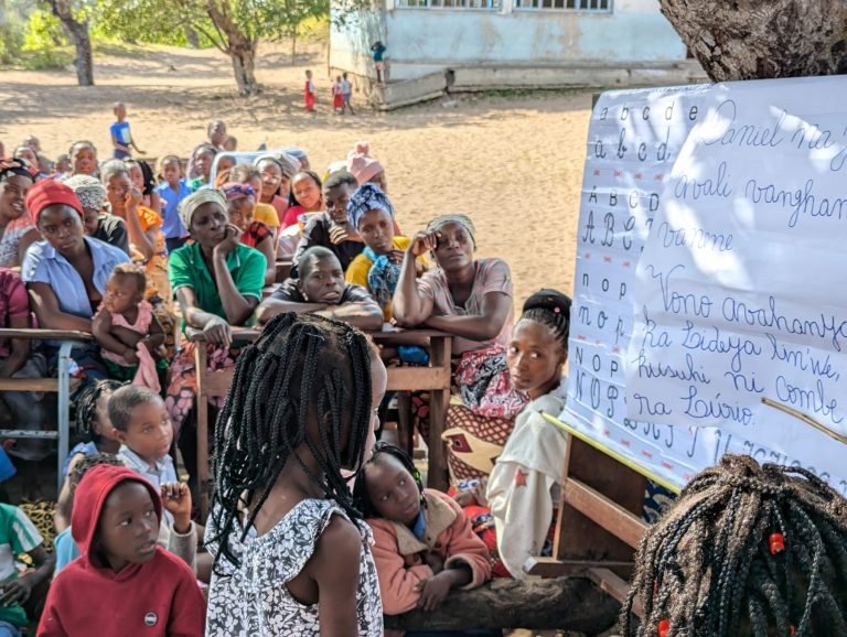 La Fundación Madre Coraje, junto a la entidad UDEBA-LAB/Mozambique y con el apoyo de la Agencia Andaluza de Cooperación Internacional para el Desarrollo (AACID), está trabajando para transformar la educación en la comunidad de Chilaulene, distrito de Xai-Xai, provincia de Gaza (Mozambique). Con la participación de 3.218 personas, el proyecto busca garantizar una educación de calidad e inclusiva,