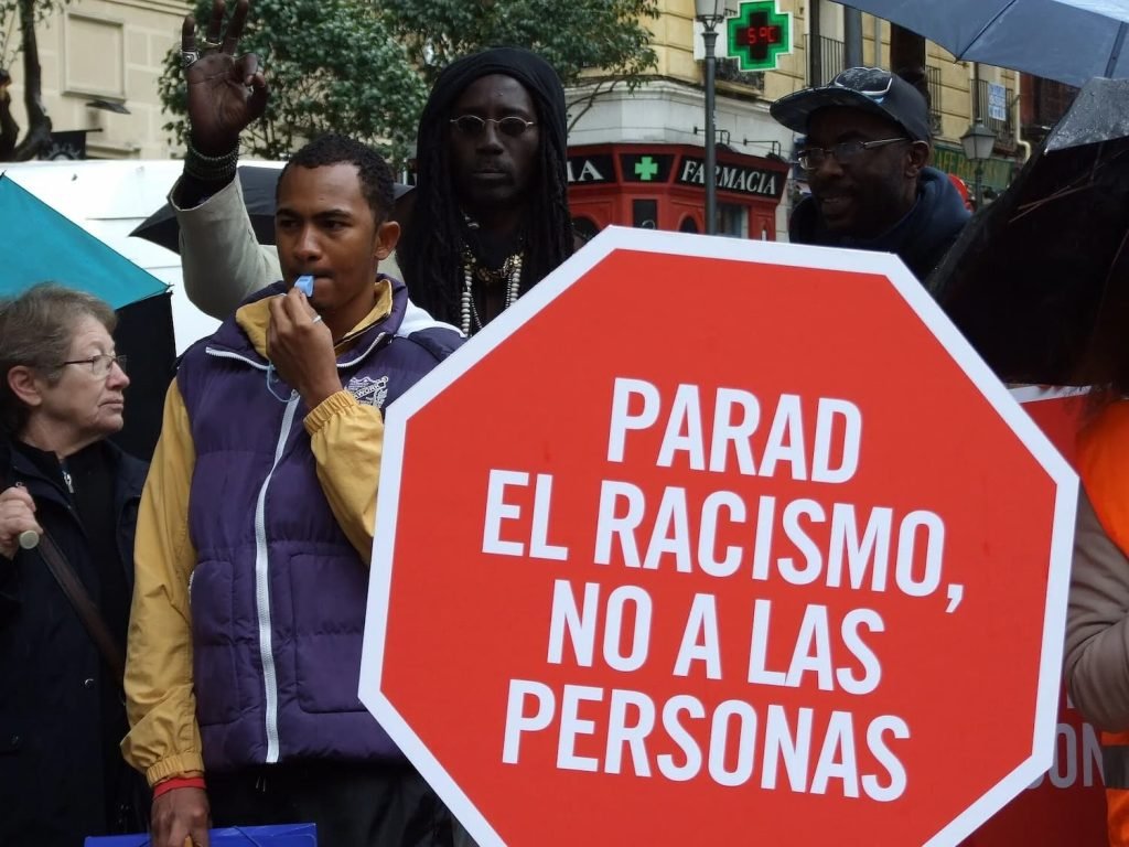 Denuncia el racismo estructural en España y los controles policiales raciales. Propuestas para garantizar derechos humanos y erradicar la discriminación. Firma el Manifiesto por el fin de los controles policiales racistas