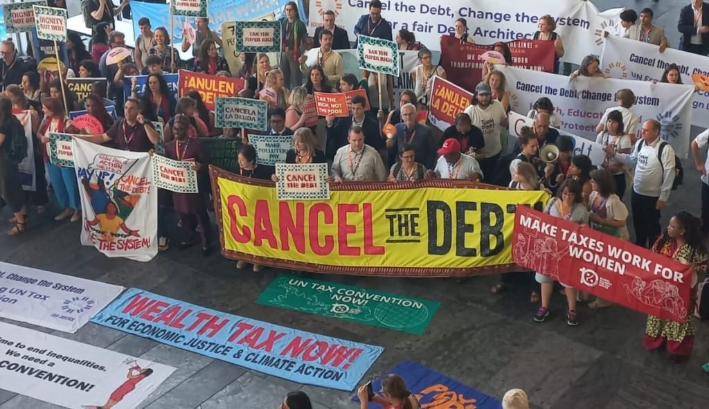 La FfD4 en Sevilla deja avances limitados ante desafíos globales urgentes. La sociedad civil insiste en una reforma justa del sistema financiero.