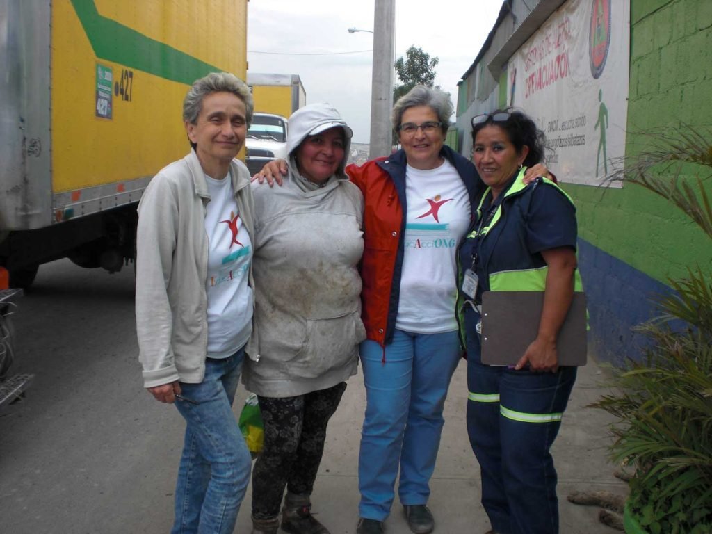 Carmen y una compañera de EducAcciONG, con mujeres del proyecto en Guatemala, a la salida de su trabajo