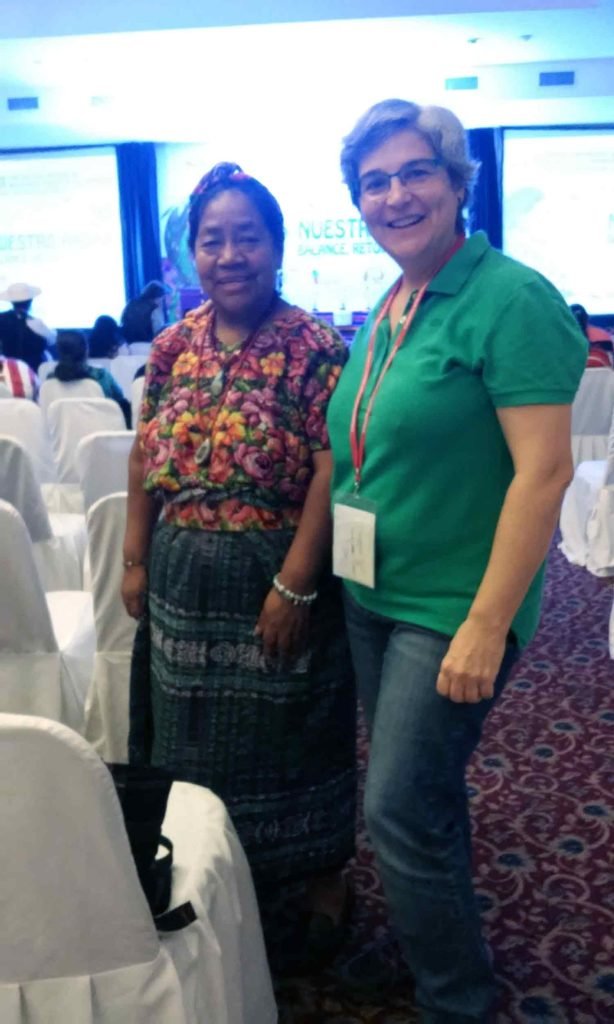 Carmen Pascual con Rosalina Tuyuc, primera mujer indígena nombrada ministra y vicepresidenta del congreso en Guatemala