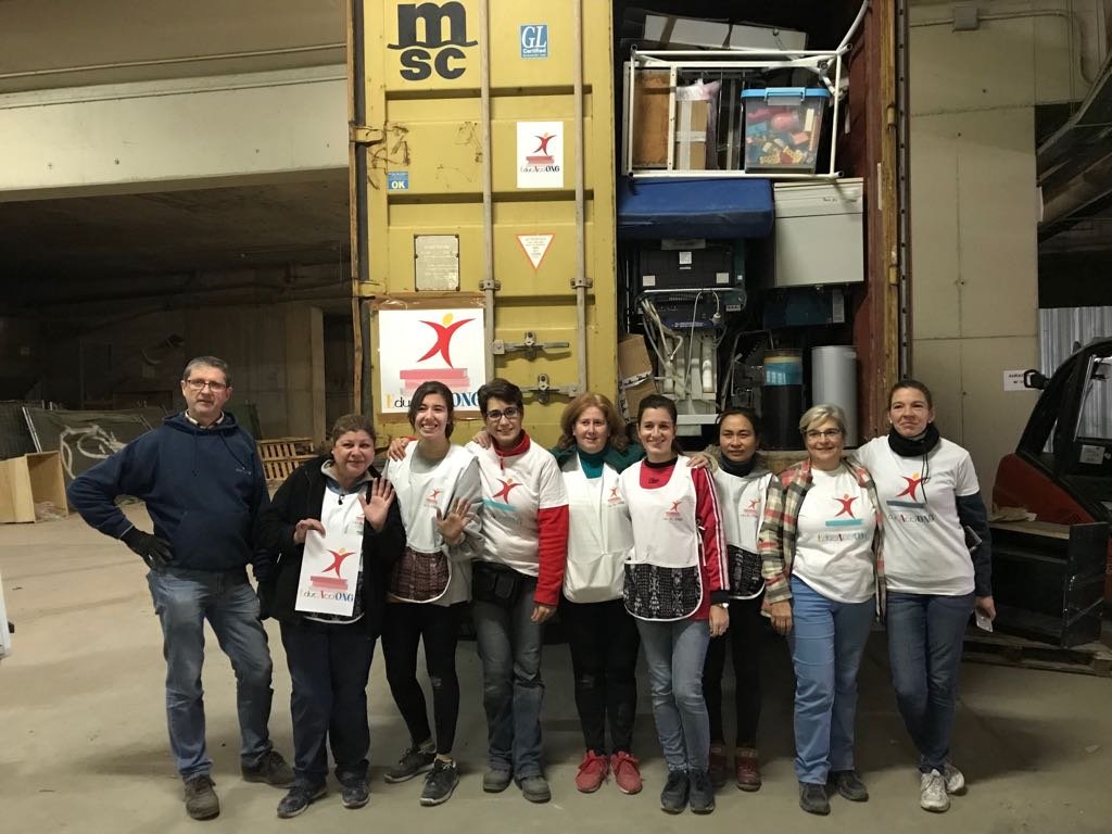 Carmen y compañeras de EducAcciONG, con uno de los contenedores que salió camino a Guatemala