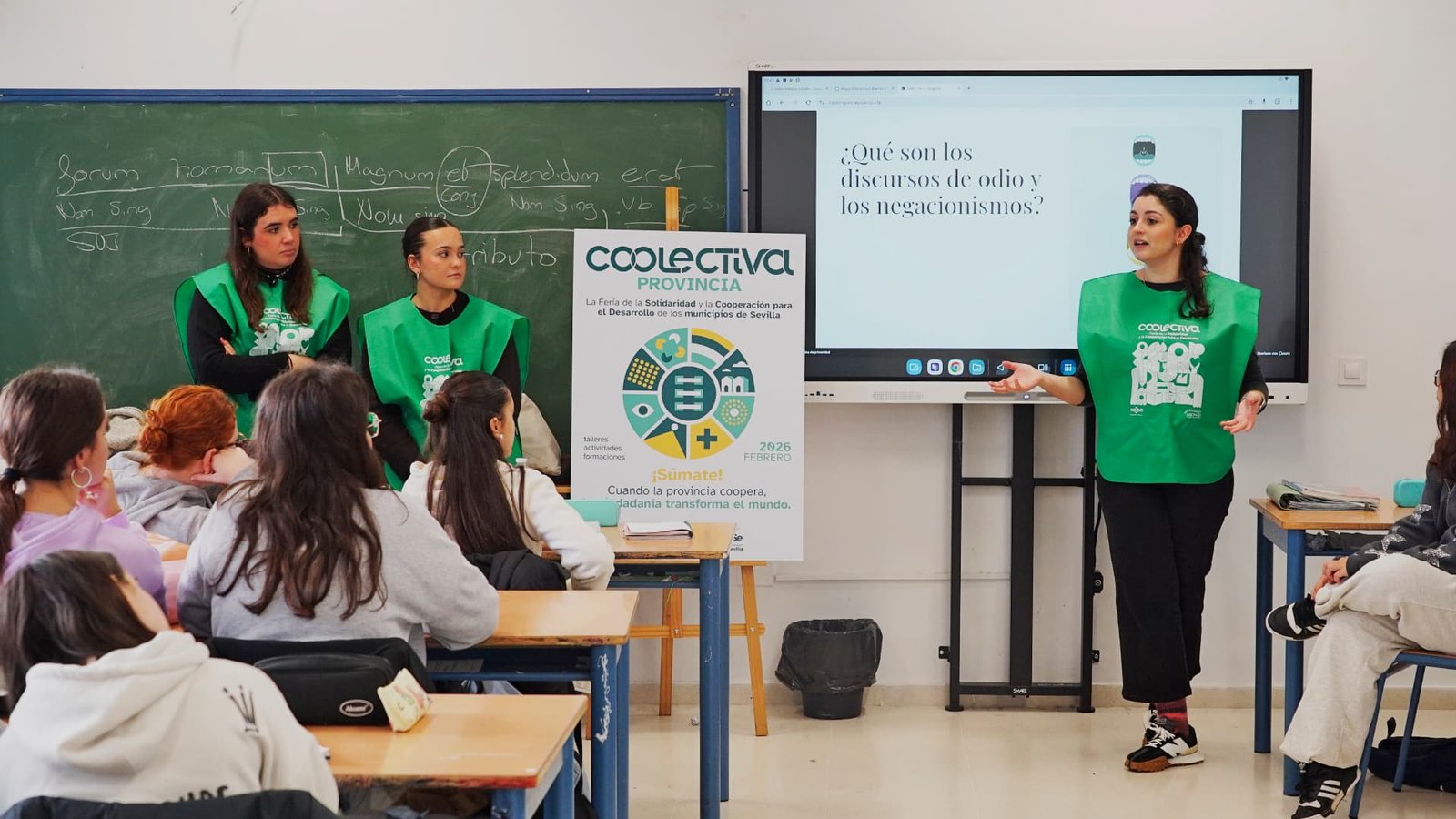 Las compañeras de Intered durante el debate en el IES Itálica. Foto @hazeina 