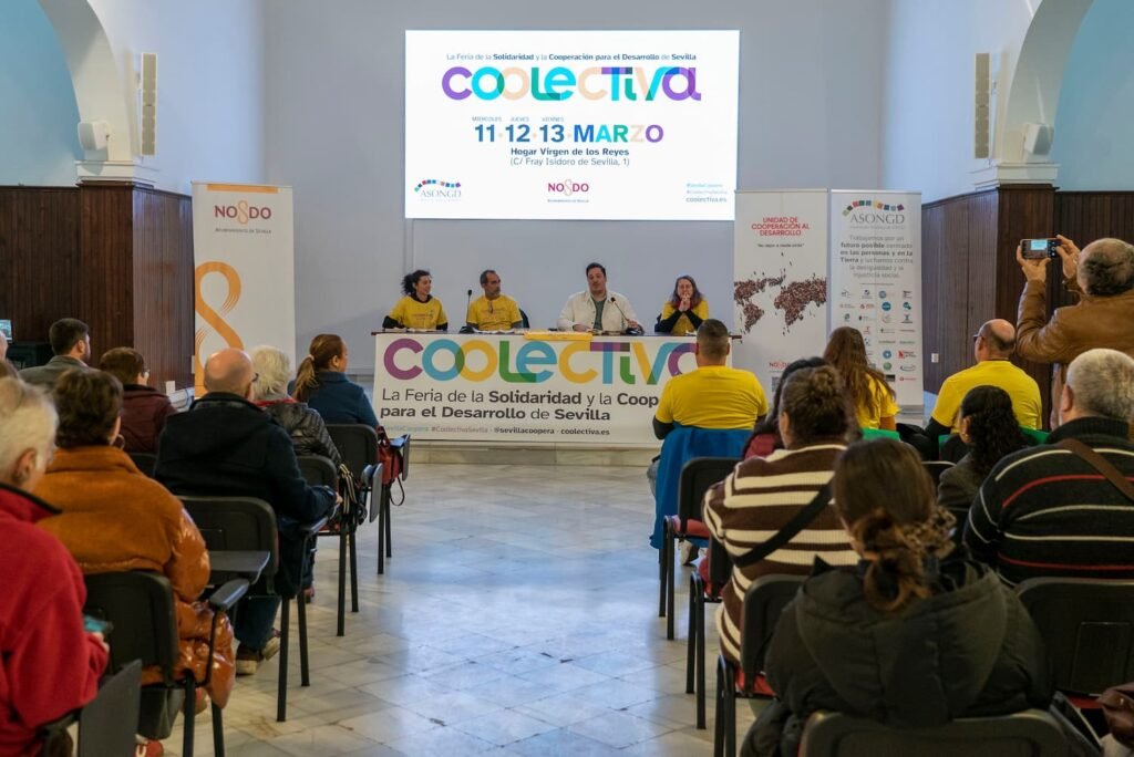 La jornada inaugural de las V Feria Coolectiva arrancó con la aperturadel Delegado del Área de Barrios de Atención Preferente, acompañado por miembros del comité y el equipo técnico ASONGD 